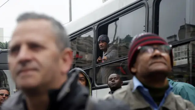 Pessoas com olharesestrela vbetinfelicidade durante protesto no viaduto do chá