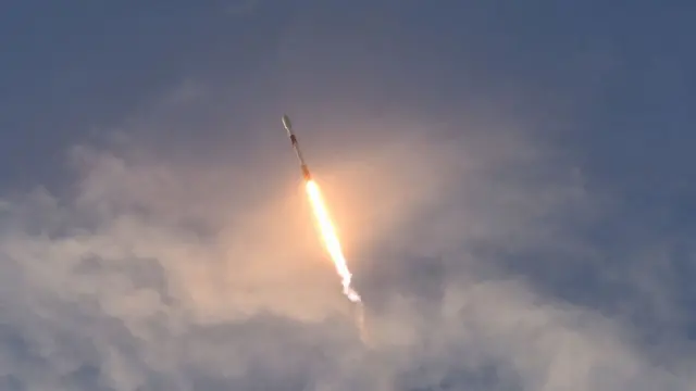 ફાલ્કન 9 રૉકેટ દ્વારા સ્ટારલિંક સેટેલાઇટ લૉન્ચ કરતી વેળાની તસવીર