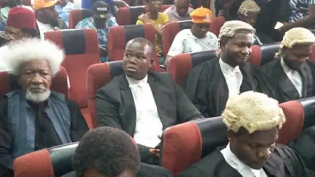 Wole Soyinka ati awọn agbẹjọro to joko sile ẹjọ