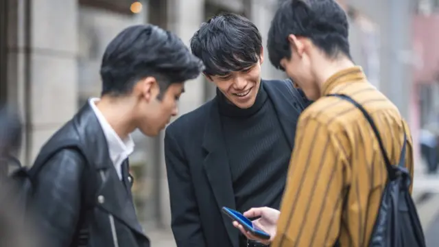 شهری در ژاپن که راه رفتن با تلفن را ممنوع کرد