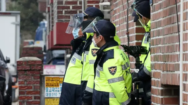 아동 성폭행 혐의로 징역 12년을 복역 후 출소한 조두순이 거주하는 경기도 안산시내 거주지 앞에 13일 오전 경찰들이 주변을 통제하고 있다