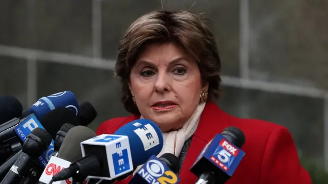 La abogada Gloria Allred a las puertas del tribunal de Nueva York que juzga a Harvey Weinstein
