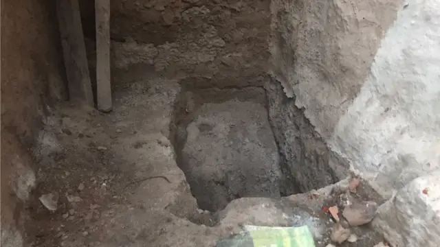 मथुरा के परिवार ने अपने ख़र्च पर गड्ढा खुदवाया लेकिन सरकारी शौचालय नहीं बन सका