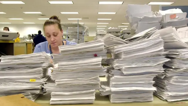 Жінка завалена папером