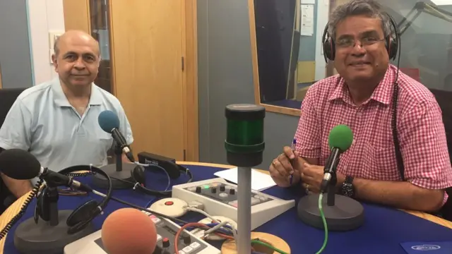 नोवी कपाडिया बीबीसी स्टूडियो में रेहान फ़ज़ल के साथ