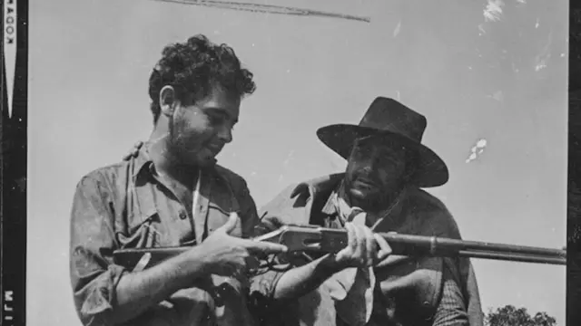 Glauber Rocha segura arma utilizada por Mauricio do Valle (Antônio das Mortes) durante as gravações