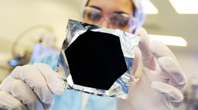 ตัวอย่างของสีดำ "แวนตาแบล็ก" (Vantablack) ที่ดูดกลืนแสงสว่างได้ 99.96%