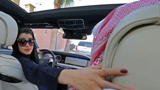 செளதி: கார் ஓட்ட உரிமை கேட்டதால் பெண் செயற்பாட்டாளர்கள் கைதா?