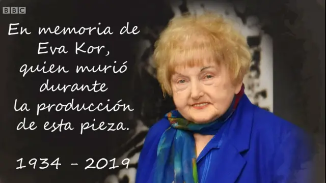 Foto de Eva Kor con leyenda: "En memoria de Eva Kor, quien murió durante la producción de esta pieza".