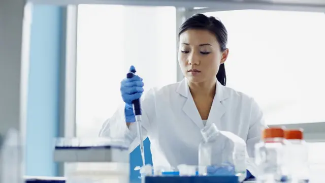 Un scientifique travaille sur une expérience en laboratoire