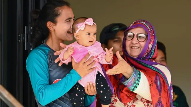 தனது தாயின் அரைசதத்தை பெவிலியனிலிருந்து கொண்டாடுகிறாள் ஃபாத்திமா