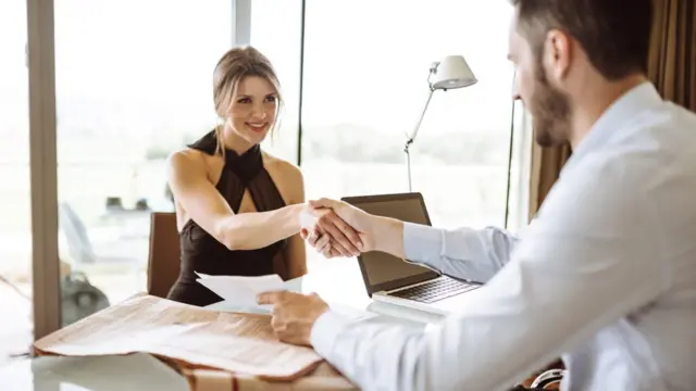 Mujer siendo contratada