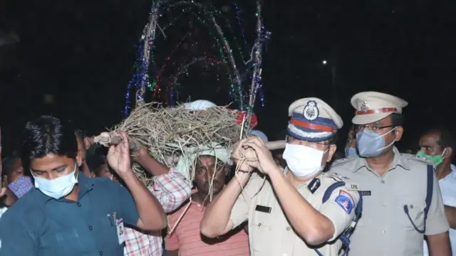 ఆంజనేయలు అంతిమయాత్రలో సీపీ సజ్జనార్