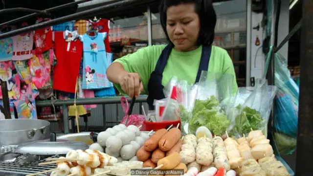 बुधवारी विक्रेते हिरव्या रंगाचे कपडे परिधान करतात.