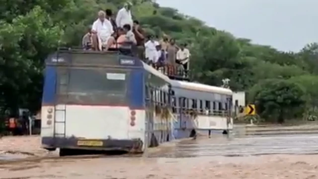 కడప జిల్లాలో వరదలో చిక్కుకున్న బస్సులు