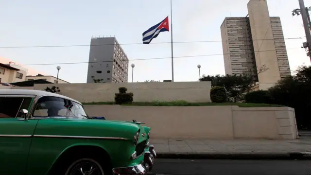 Carro antigo passeia por Cuba