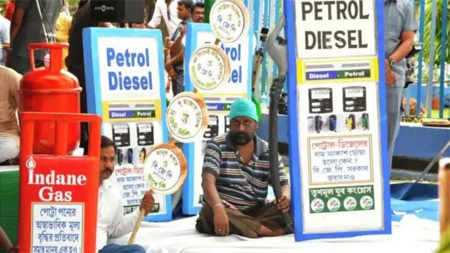 పెట్రో ధరల పెరుగుదలపై సామాన్యులు ఆగ్రహం వ్యక్తం చేస్తున్నారు