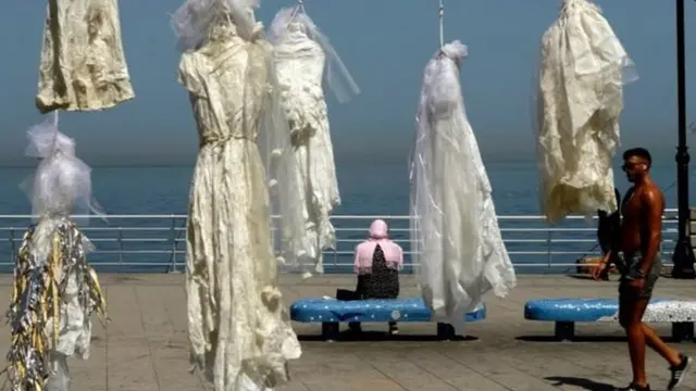 ناشطون في لبنان علقوا فساتين زفاف في العاصمة بيروت احتجاجا على قانون الاغتصاب في بلادهم