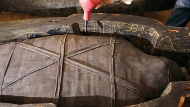 La sépulture contient deux momies dans état parfait.