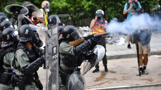 Полиция стреляет из нелетального оружия