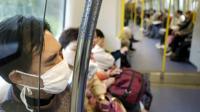 হংকংএর সাবওয়েতে মুখোশ পরে ভ্রমণ করছেন যাত্রীরা