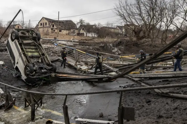 Esta foto del 3 de marzo muestra a soldados ucranianos cruzando un puente destruido en la zona de Bucha e Irpín.