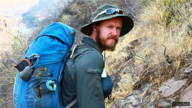 چاز پاول زمبیزی دریا کے قریب پیدل چل رہے تھے جب انھیں احساس ہوا کہ ان کے پاس پینے کا پانی ختم ہو رہا ہے