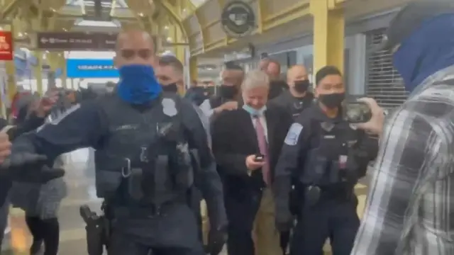 ليندسي غراهام أثناء اصطحابة لمكان آمن في المطار