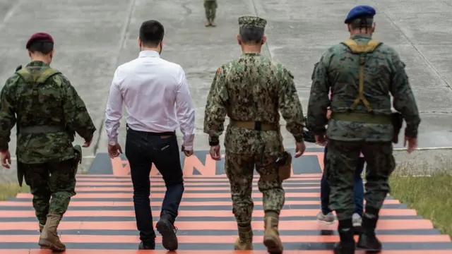 Militares bajan una escalera