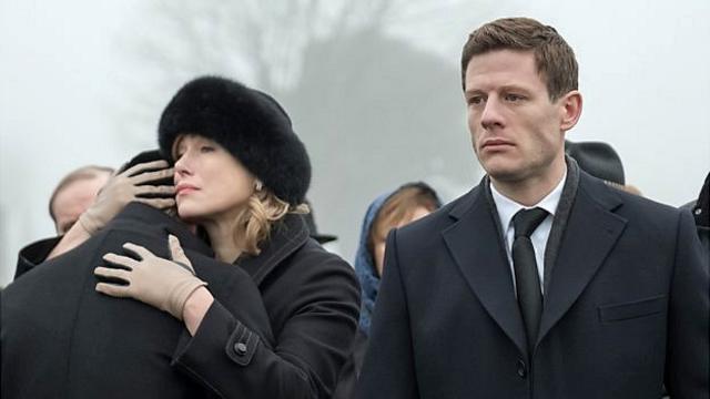 James Norton en el papel de Alex Godman y Maria Shukshina como su madre Oksana en el thriller de la BBC McMafia.