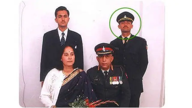 परिवार के साथ दाएं खड़े हुए लेफ़्टिनेंट विजयंत थापर