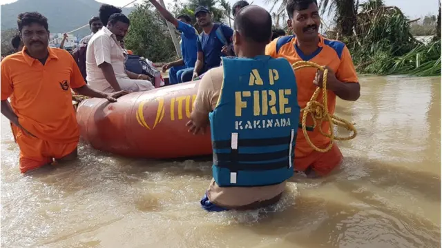 తుపాను అనంతరం సహాయచర్యలు