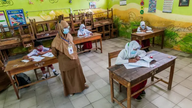 Guru mengawasi siswa saat ujian sekolah di SDN 1 Narimbang Mulia, Lebak, Banten, Selasa (23/03).