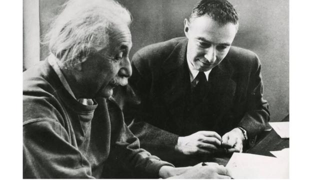 آلبرت انیشتین درباره او گفته بود: «مشکل اوپنهایمر این است که چیزی را دوست دارد که آن چیز او را دوست ندارد: دولت ایالات متحده»