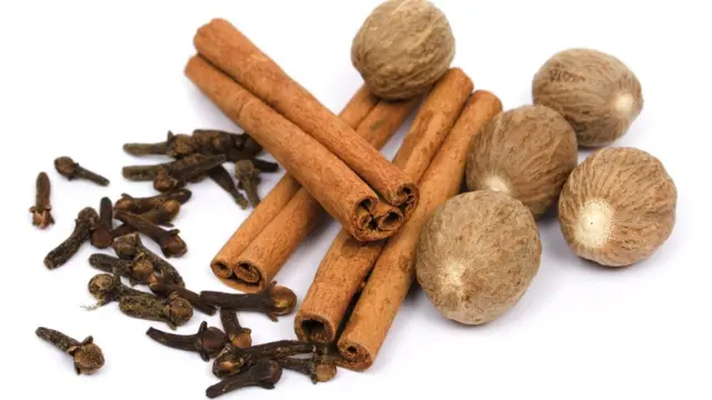 Корица, мускатный орех и гвоздика