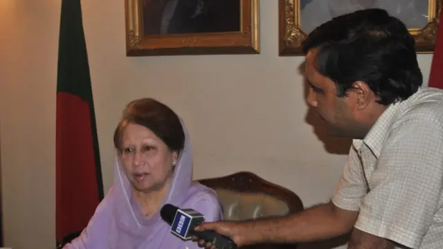 অক্টোবর, ২০০২ সাল: ঢাকায় বাংলাদেশের তৎকালীন প্রধানমন্ত্রী খালেদা জিয়ার সাক্ষাৎকার নিচ্ছেন কাদের কল্লোল।