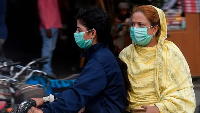 Пакистанки в масках