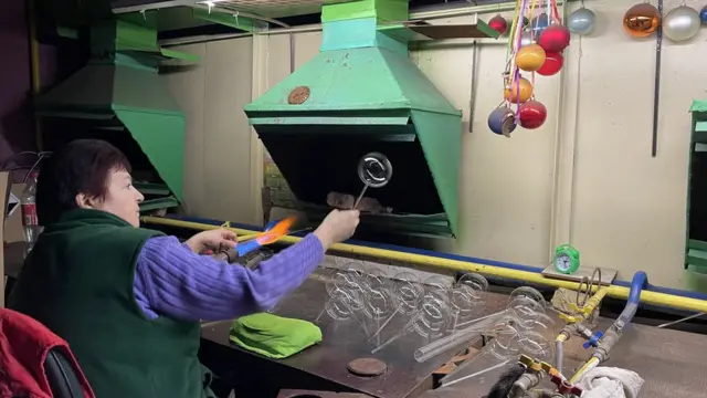ガスバーナーを使い、ガラス球のオーナメントを作るレオカディアさん