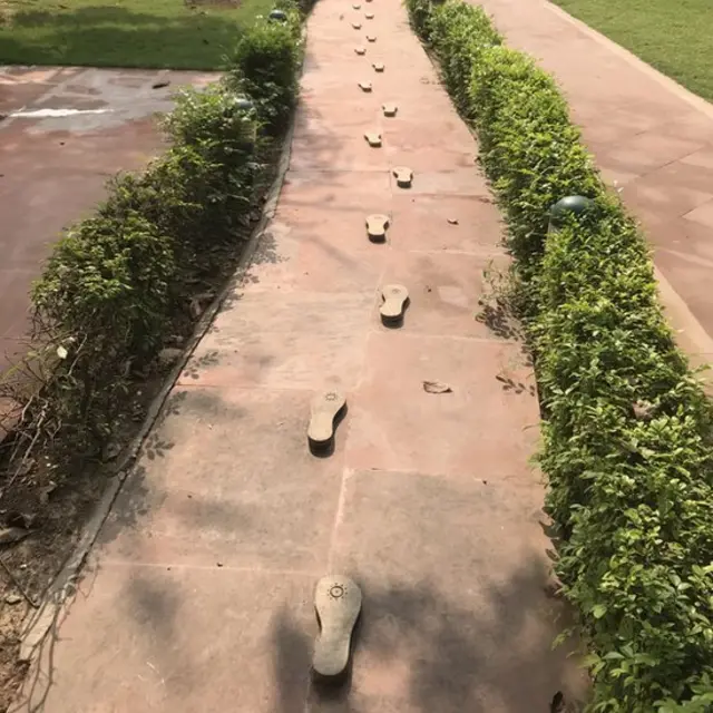مہاتما گاندھی کی کھڑاؤں کے نشان