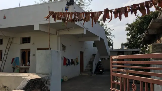 राधिका राहत असलेलं घर