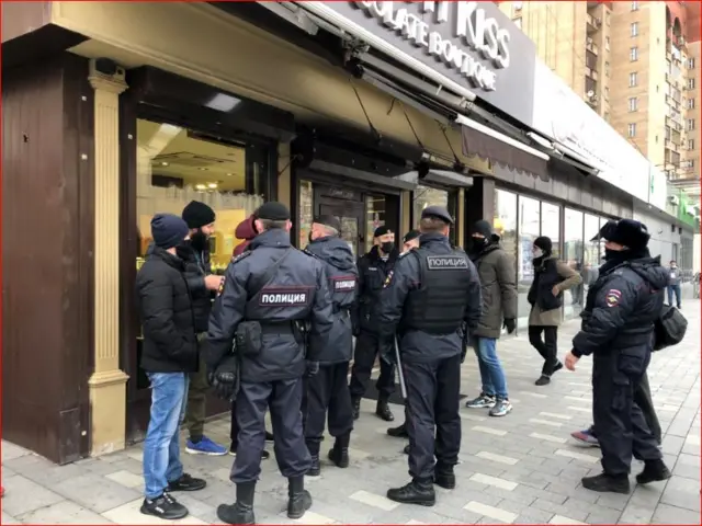 протесты у посольства Франции в Москве