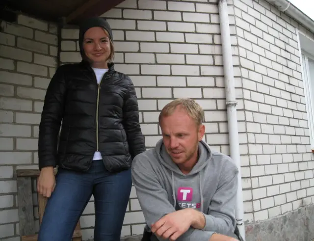 Саша Авдевич, инвалид-колясочник из Белоруссии, во дворе своего дома