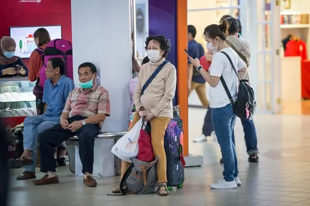 คนใส่หน้ากากในอินโดนีเซีย