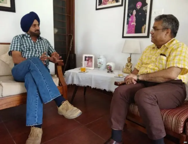 माजी लेफ्टनंट हरचरणजित सिंह यांच्यासोबत बीबीसीचे रेहान फजल
