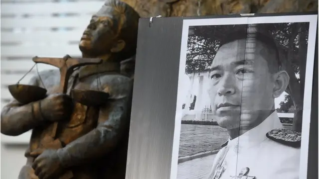 กลุ่มฟื้นฟูประชาธิปไตยจัดกิจกรรมไว้อาลัยแด่ผู้พิพากษาคณากร เพียรชนะ ซึ่งยิงตัวเสียชีวิตที่บ้านพักใน จ.เชียงใหม่ เมื่อ 7 มี.ค. ณ ลานประติมากรรม มธ.