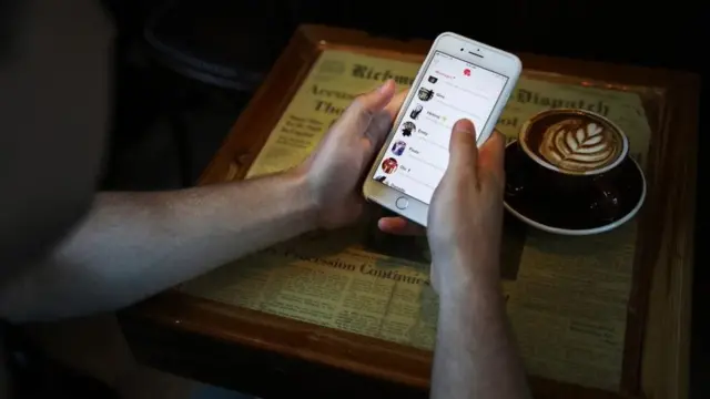 تؤثر حيلة التشتيت في اختيار شخص للمواعدة بمقارنته بالخيارات المطروحة