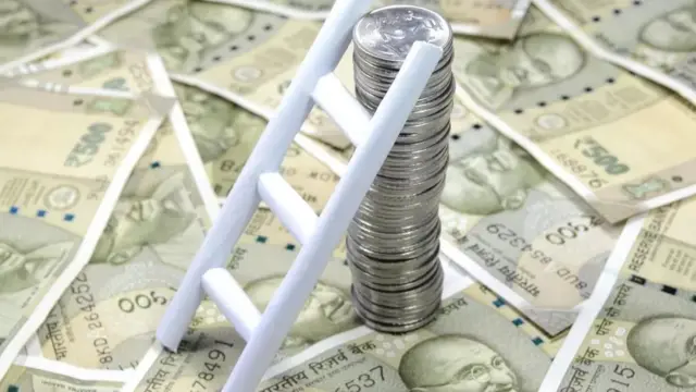 નોકરી કરનાર અને ધંધાદારી બેઉ માટેની ટૅક્સની પ્રક્રિયા અલગ છે.