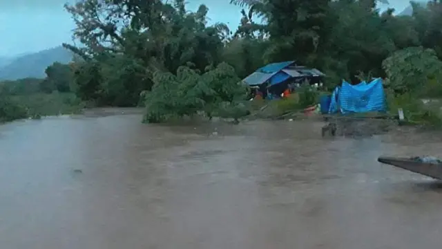 မြစ်ကမ်းဘေးက စစ်ရှောင်နေအိမ်တွေ