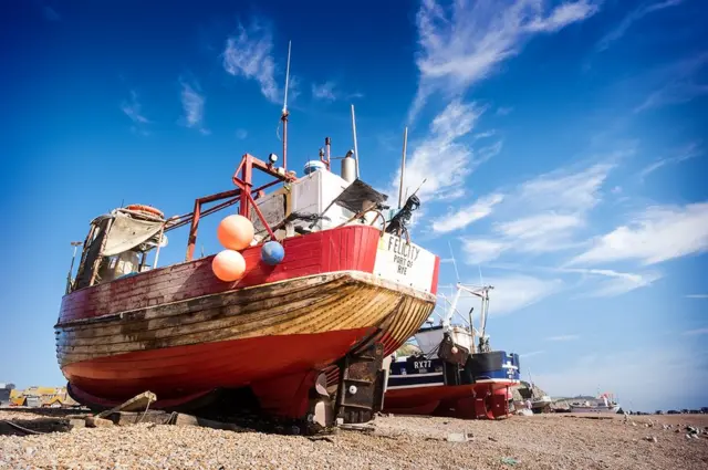 ஜெனெட்டே டியரெ: “கிழக்கு சுஸ்ஸெக்ஸில் காணப்படும் கழுவி சுத்தப்படுத்தப்பட்ட மீன்பிடிப் படகுகள். சுத்தமான புகழ்பெற்ற கடலோரத்தில் காணப்படும் நிறங்கள்”.