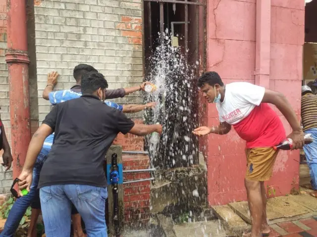 శ్రీలంక అధ్యక్షుడి ఇంట్లో ఆందోళనకారులు